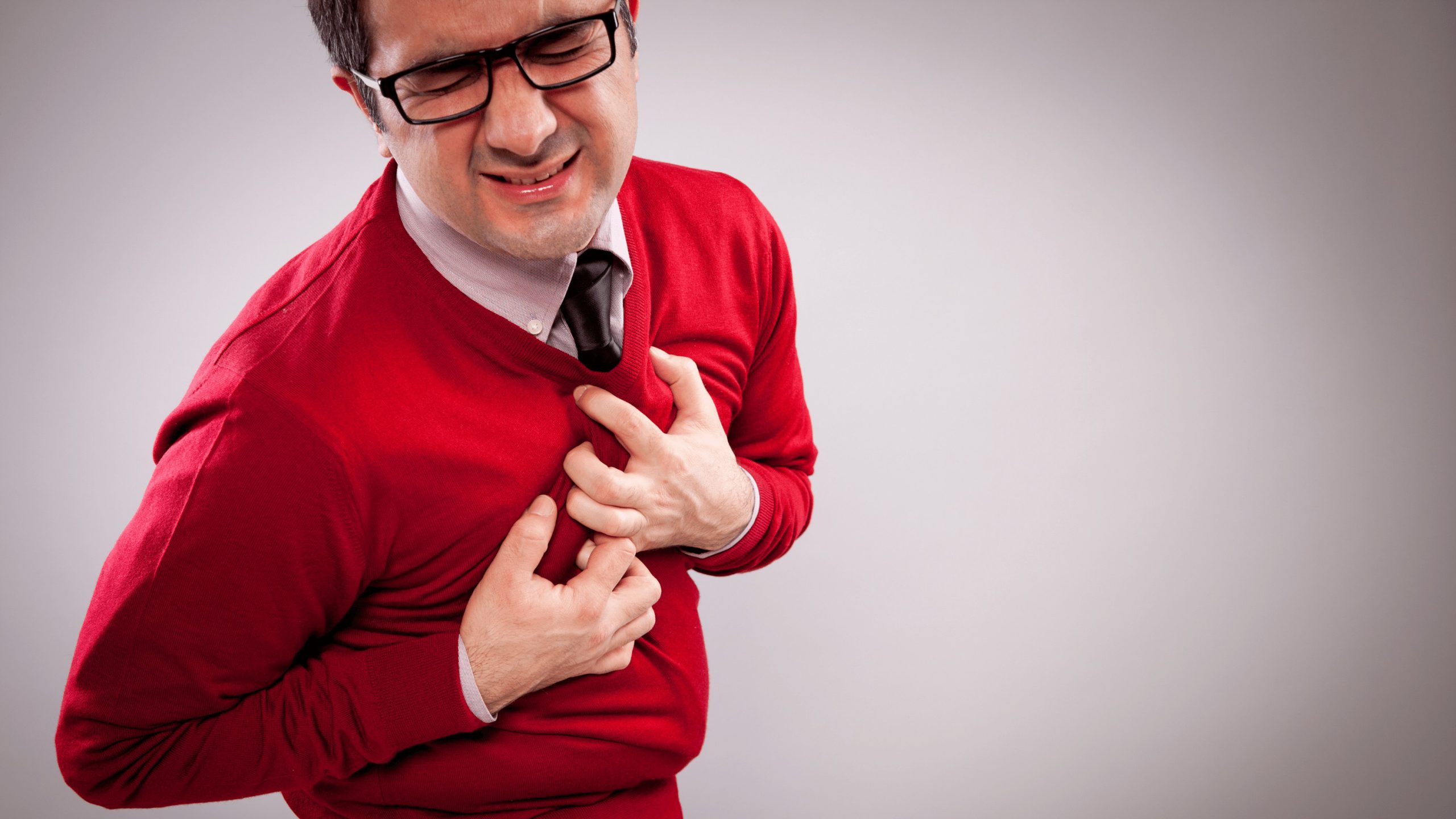 Ból w klatce piersiowej – co może oznaczać?