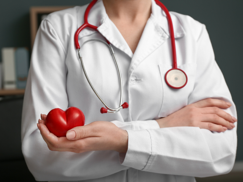 Kardiolog dba o serca w tym wszczepiając rozruszniki